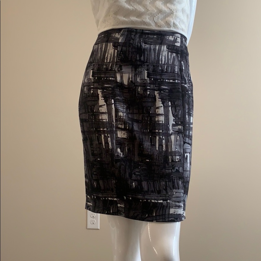 VINCE Black White Grays Geometric Print Silk Above Knee Pencil Skirt size 4 EC